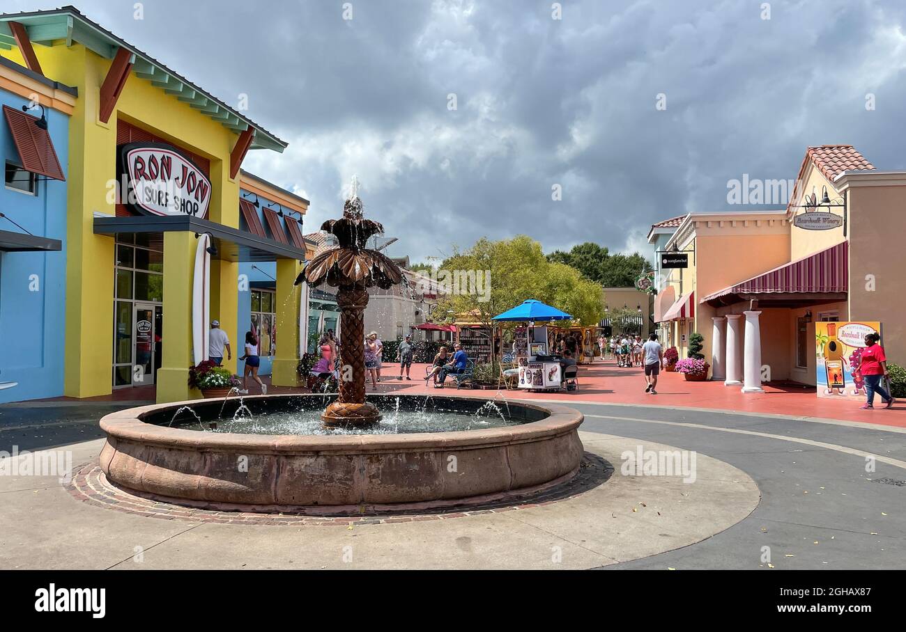 Myrtle Beach, SC / USA - 1. September 2021: Blick von der Straße auf den Broadway im Einkaufszentrum Beach mit Springbrunnen und Besuchern, die in Myrtle Beach vorbeikommen Stockfoto