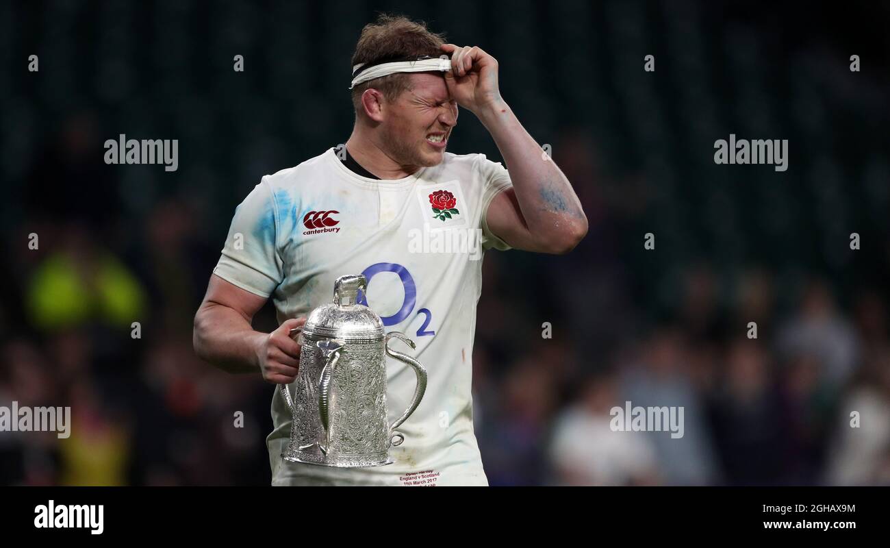 Dylan Hartley aus England mit dem Calcutta Cup nach dem Six Nations-Spiel im Twickenham Stadium, London. Bilddatum: 11. März 2017. Bildnachweis sollte lauten: Lynne Cameron/Sportimage via PA Images Stockfoto