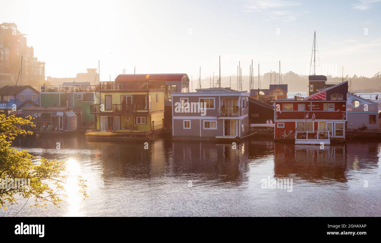 Häuser auf dem Wasser an einem schwimmenden Pier im Fisherman's Wharf Park Stockfoto