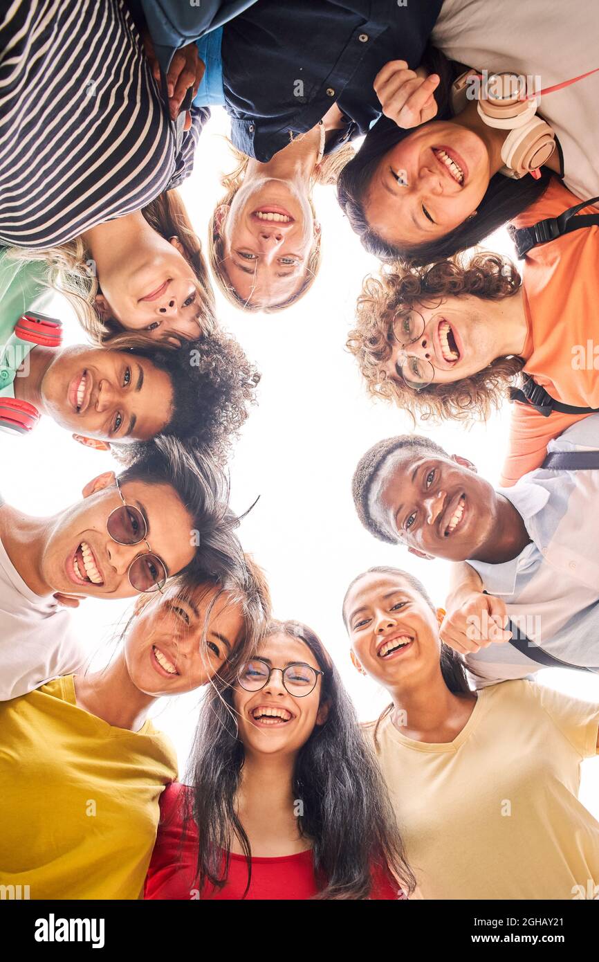 Vertikales Foto einer Gruppe von Studenten sind zusammen, glücklich und lächelnd. Stockfoto