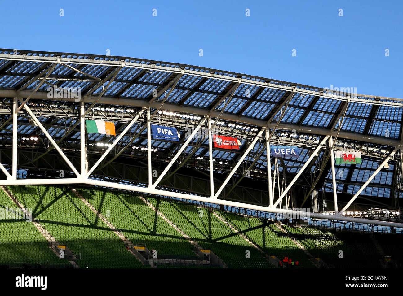 Flaggen hängen im Aviva Stadium, während die Sonne während der Gruppe D-WM-Qualifikation im Aviva Stadium, Dublin untergeht. Bilddatum: 24. März 2017. Bildnachweis sollte lauten: Matt McNulty/Sportimage via PA Images Stockfoto