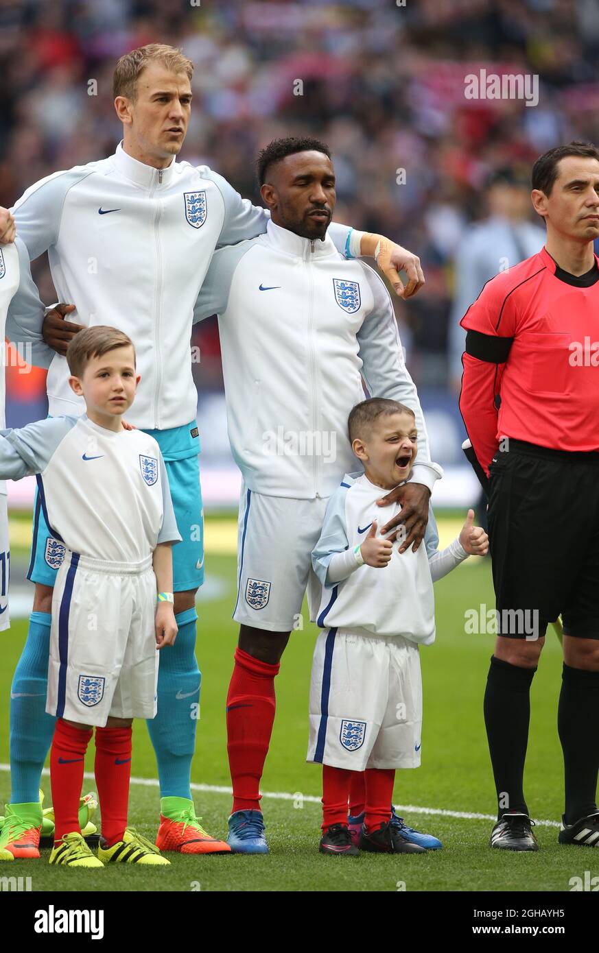 Englands Litauen beim WM-Qualifikationsspiel im Wembley Stadium, London. Bilddatum: 26. März 2017. Bildnachweis sollte lauten: David Klein/SportimageJermain Defoe mit dem todkranken fünfjährigen Maskottchen Bradley Lowery vor dem WM-Qualifikationsspiel im Wembley Stadium, London. Bilddatum: 26. März 2017. Bildnachweis sollte lauten: David Klein/Sportimage via PA Images Stockfoto