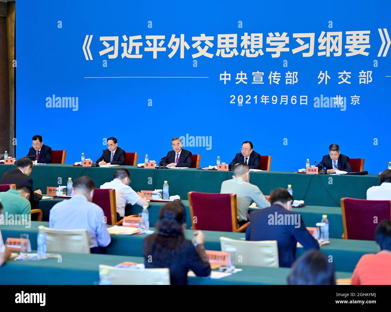Peking, China. September 2021. Der chinesische Staatsrat und Außenminister Wang Yi spricht auf einem Symposium anlässlich der Veröffentlichung der Studienskizze für Xi Jinping Gedanken zur Diplomatie in Peking, der Hauptstadt Chinas, am 6. September 2021. Kredit: Yue Yuewei/Xinhua/Alamy Live Nachrichten Stockfoto
