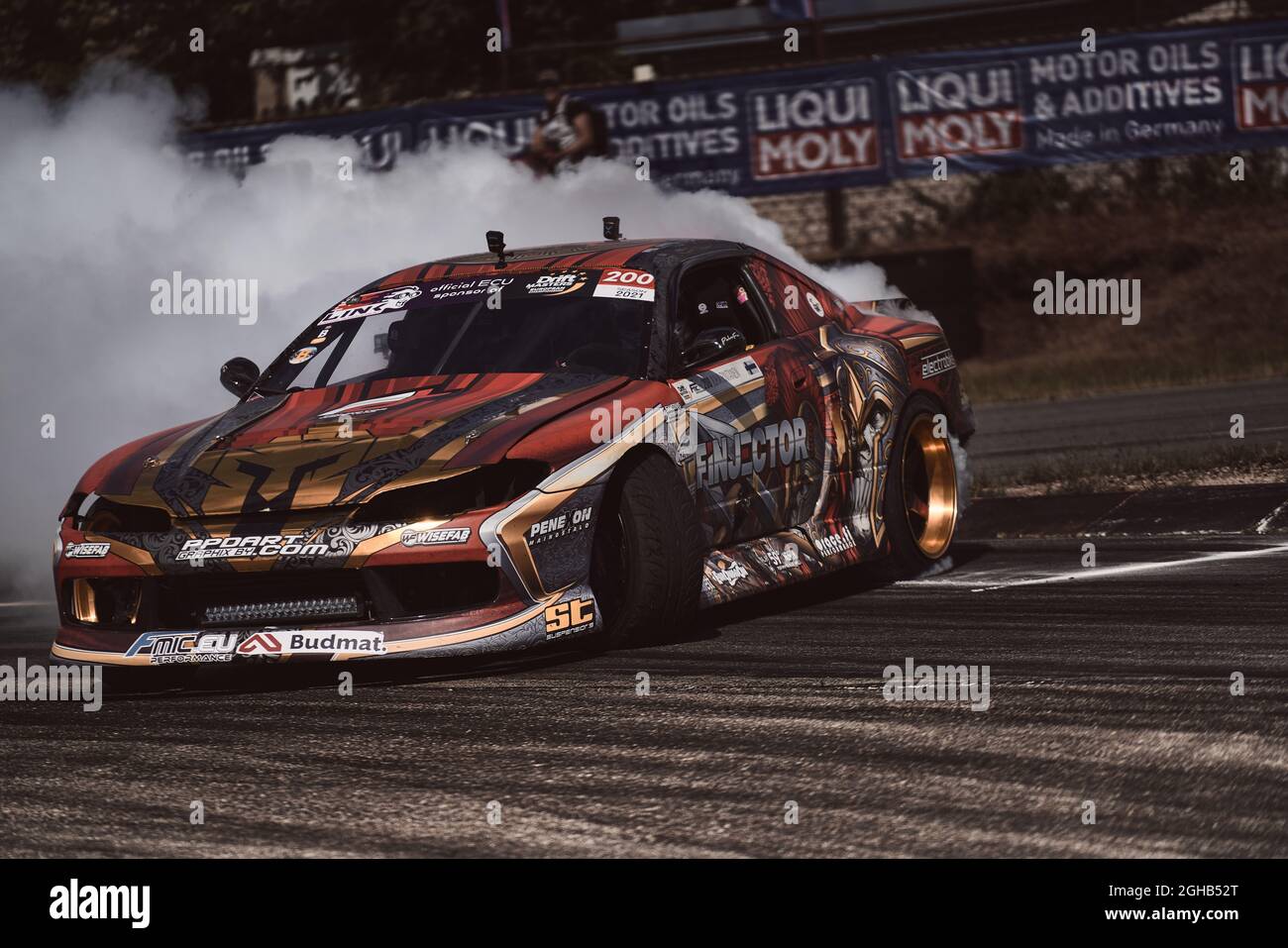 05-08-2021 Riga, Lettland Sportauto driftet auf dem Boden. Stockfoto