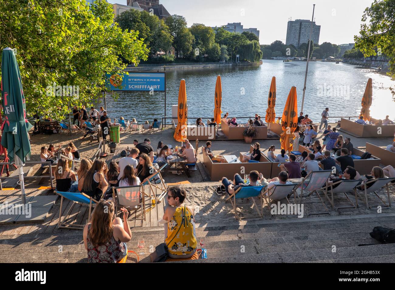 Berlin, Deutschland - 30. Juli 2021: In der Strandbar an der Jannowitzbrücke an der Spree entspannen die Menschen Stockfoto