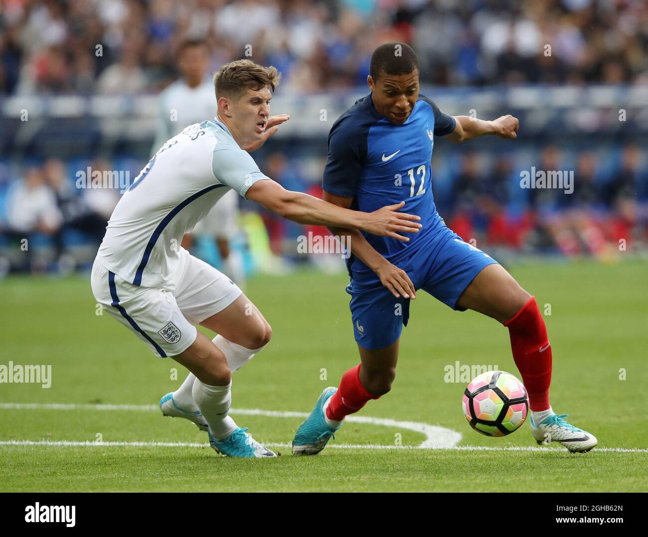 Frankreichs Kylian Mbappe tauft sich während des Freundschaftsspiel im Stade De France Stadium, Paris, mit Englands John Stones.Bilddatum 13. Juni 2017. Bildnachweis sollte lauten: David Klein/Sportimage via PA Images Stockfoto