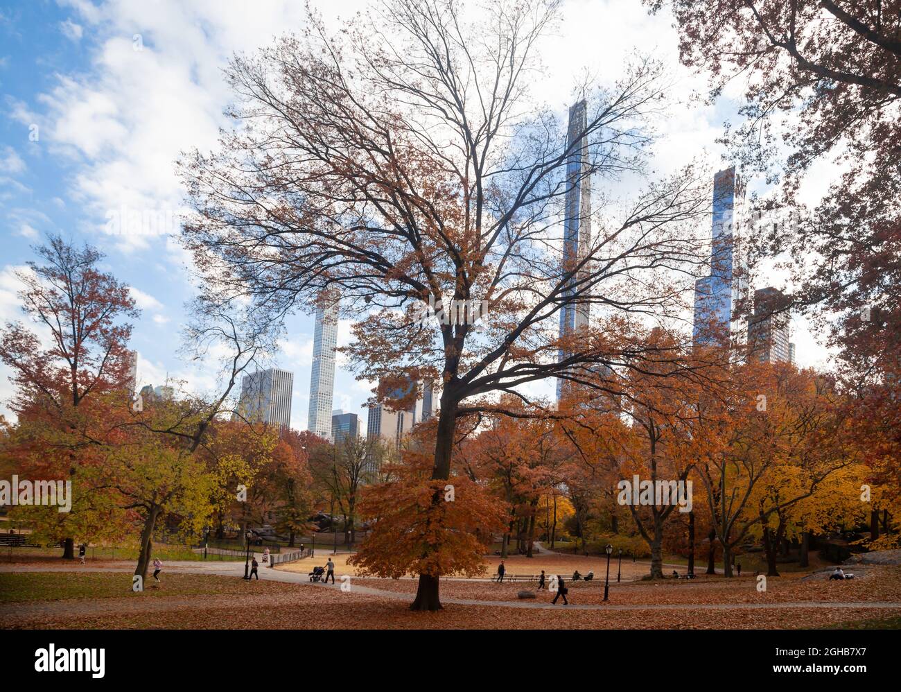 Herbstansicht der Wolkenkratzer im Central Park South, New York, in Midtown Manhattan Stockfoto
