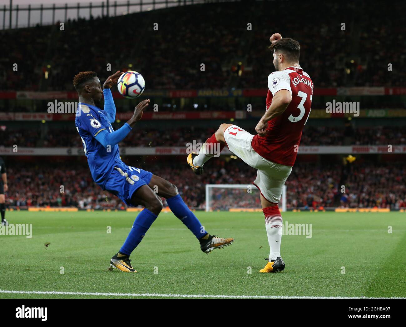 Wilfred Ndidi von Leicester scheint den Ball zu bewältigen, aber während des Premier-League-Spiels im Emirates Stadium in London wird keine Strafe verhängt. Bild Datum 11. August 2017. Bildnachweis sollte lauten: David Klein/Sportimage via PA Images Stockfoto