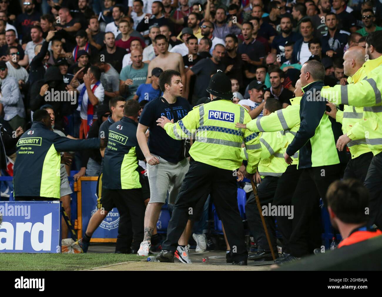 Die Polizei versucht, die Hadjuk Split-Fans während der Europa League Qualifying Play-Spiele im Goodison Park Stadium, Liverpool, einzudämmen. Bilddatum: 17. August 2017. Bildnachweis sollte lauten: David Klein/Sportimage via PA Images Stockfoto