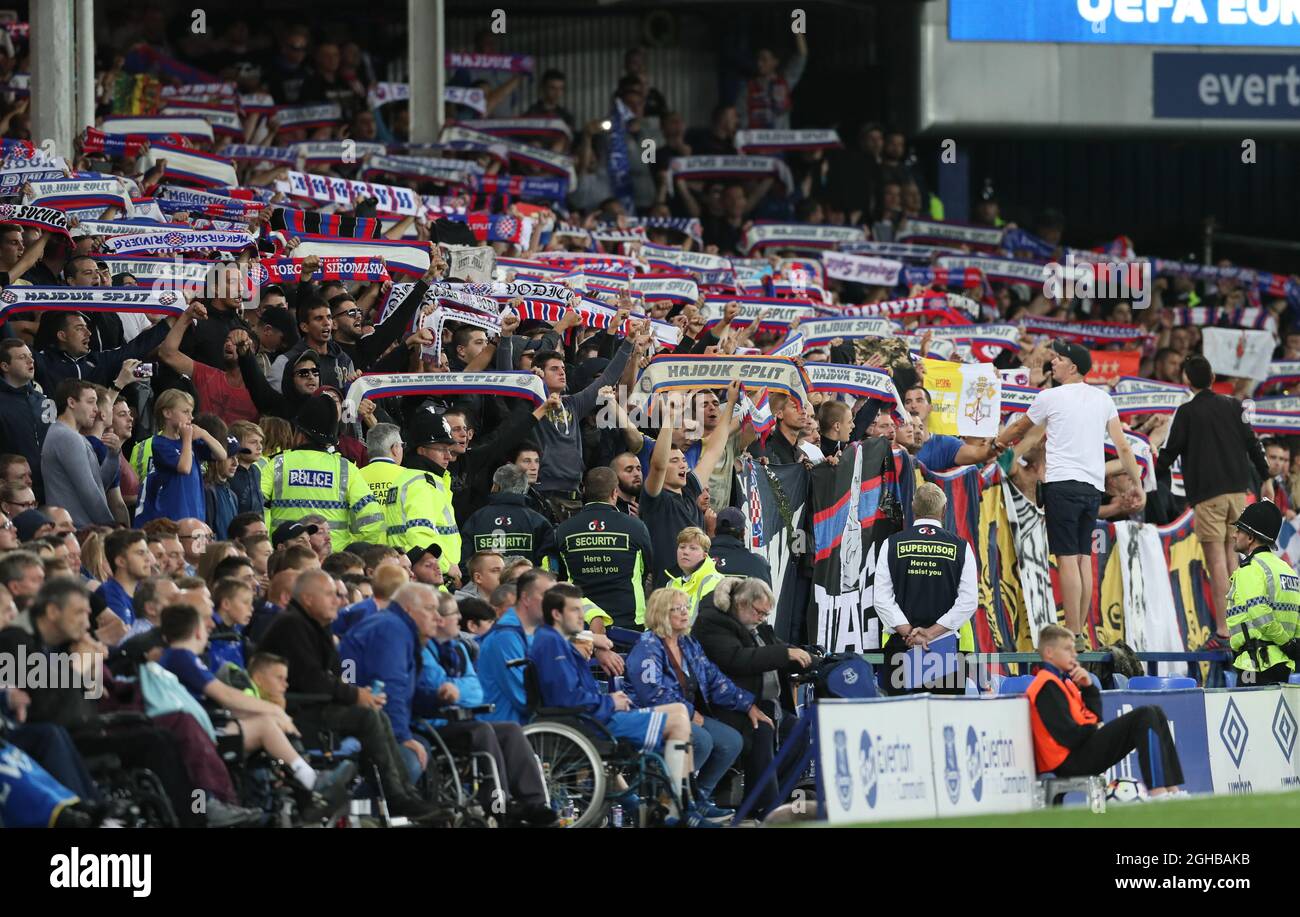 Hadjuk Split fns hält sich während der Europa League Qualifying Play-Spiele im Goodison Park Stadium, Liverpool, Schals hoch. Bilddatum: 17. August 2017. Bildnachweis sollte lauten: David Klein/Sportimage via PA Images Stockfoto