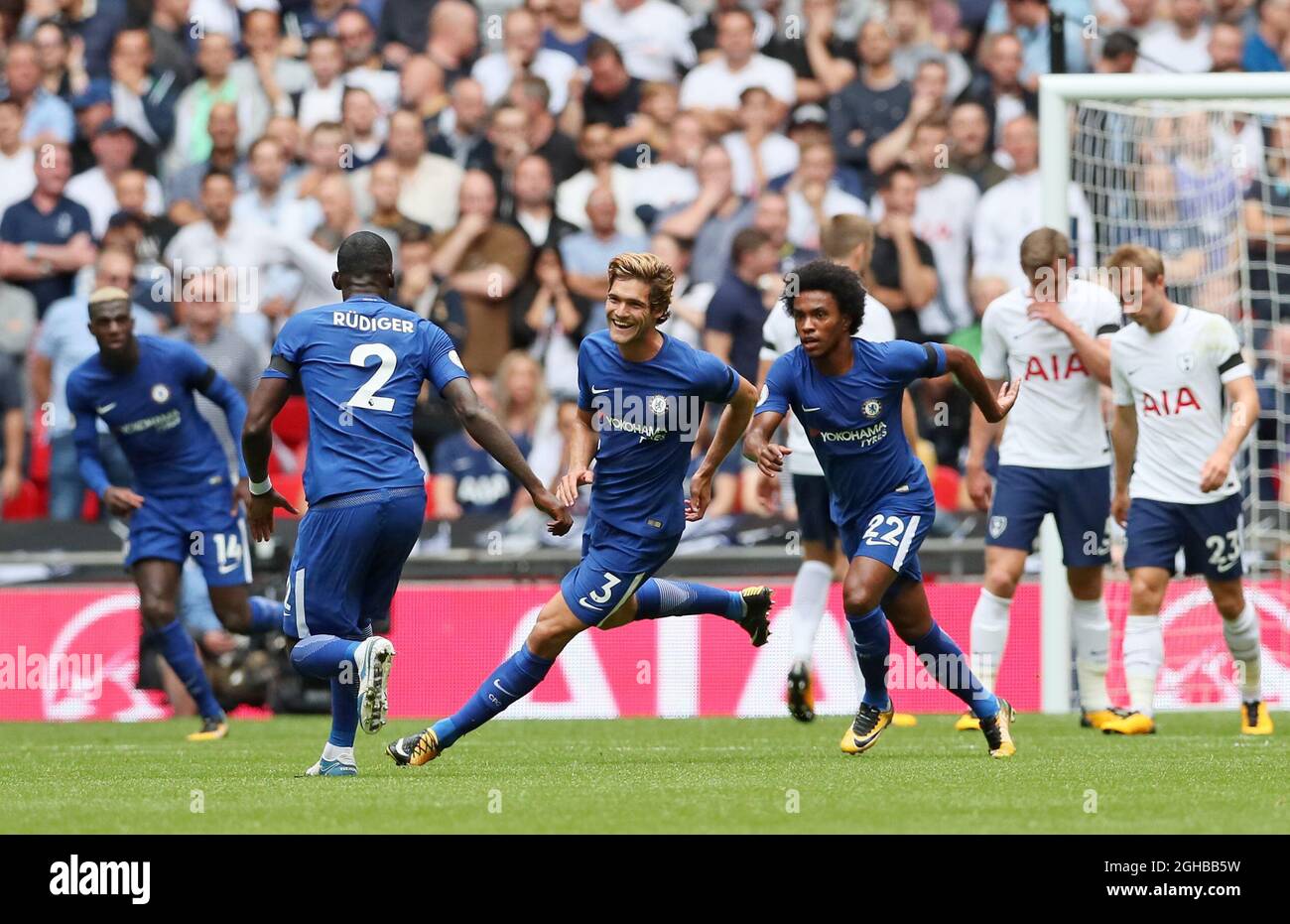 Chelsea's Marcos Alonso feiert das Tor seiner Seite beim ersten Ligaspiel im Wembley Stadium, London. Bilddatum 20. August 2017. Bildnachweis sollte lauten: David Klein/Sportimage via PA Images Stockfoto