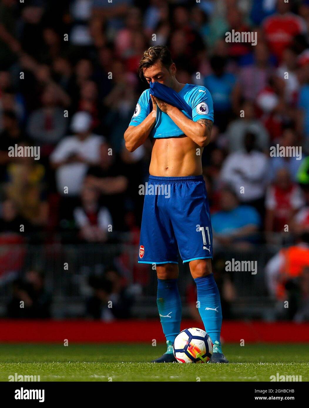 Mesut Ozil von Arsenal reagiert nach dem dritten Tor von Liverpool während des Premier-League-Spiels im Anfield Stadium, Liverpool. Bild Datum 27. August 2017. Bildnachweis sollte lauten: Paul Thomas/Sportimage via PA Images Stockfoto