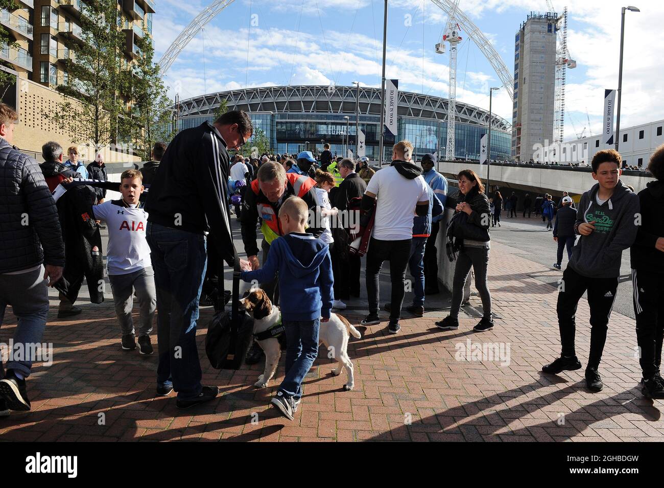 Erhöhte Sicherheitsmaßnahmen für Fans, die vor Beginn des Premier-League-Spiels im Wembley Stadium, London, nach Taschen suchen mussten. Bild Datum 16. September 2017. Bildnachweis sollte lauten: Robin Parker/Sportimage via PA Images Stockfoto