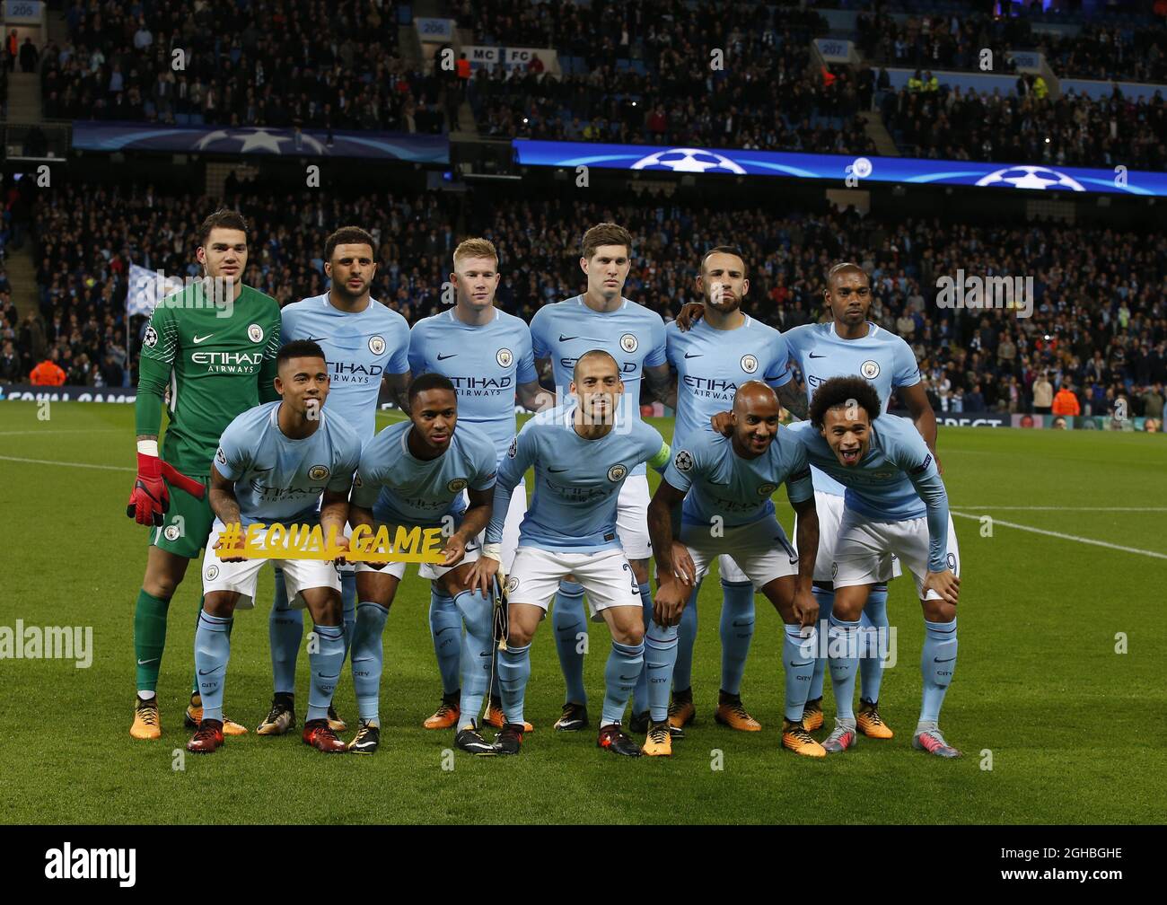 mannschaftsgruppe von manchester City in der hinteren Reihe von links: Ederson, Kyle Walker, Kevin De Bruyne, John Stones, Nicolas Otamendi und Fernandinhin von Manchester City. Vorne von links: Gabriel Jesus, Raheem Sterling, David Silva, Raheem Sterling und Leroy Sane aus Manchester City beim Champions-League-Spiel im Etihad Stadium, Manchester. Bild Datum 17. Oktober 2017. Bildnachweis sollte lauten: Simon Bellis/Sportimage via PA Images Stockfoto