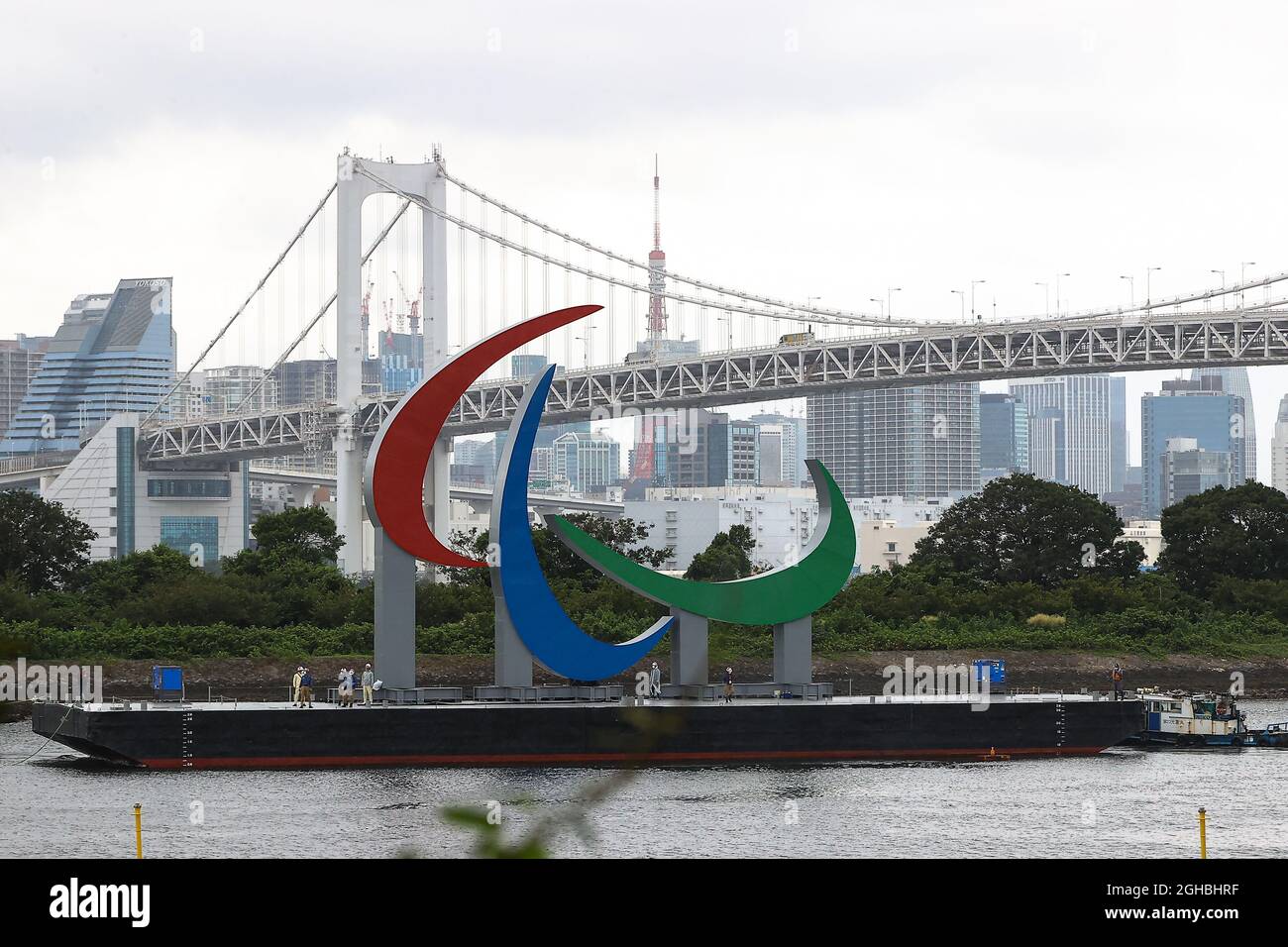 Tokio 2020 und die Paralympischen Spiele enden am 5. September. Das paralympische Emblem „drei Agitos“, das in Daiba, Tokio, installiert wurde, wird am 6. September 2021 in Tokio, Japan, entfernt. (Foto von Kazuki Oishi/Sipa USA) Stockfoto