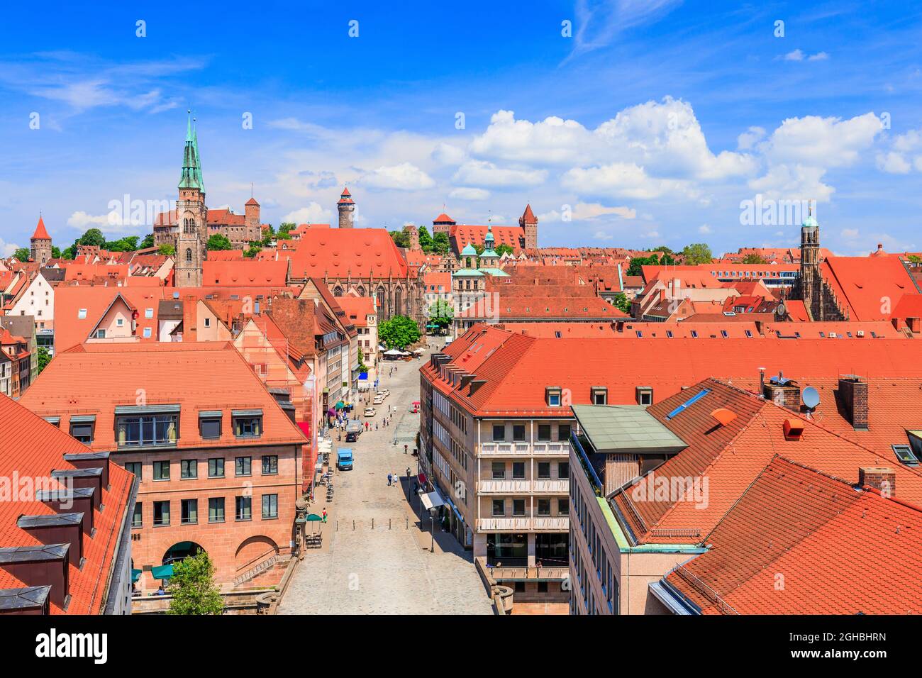 Nürnberg, Deutschland. Die Dächer der Altstadt mit der Kaiserburg im Hintergrund. Stockfoto