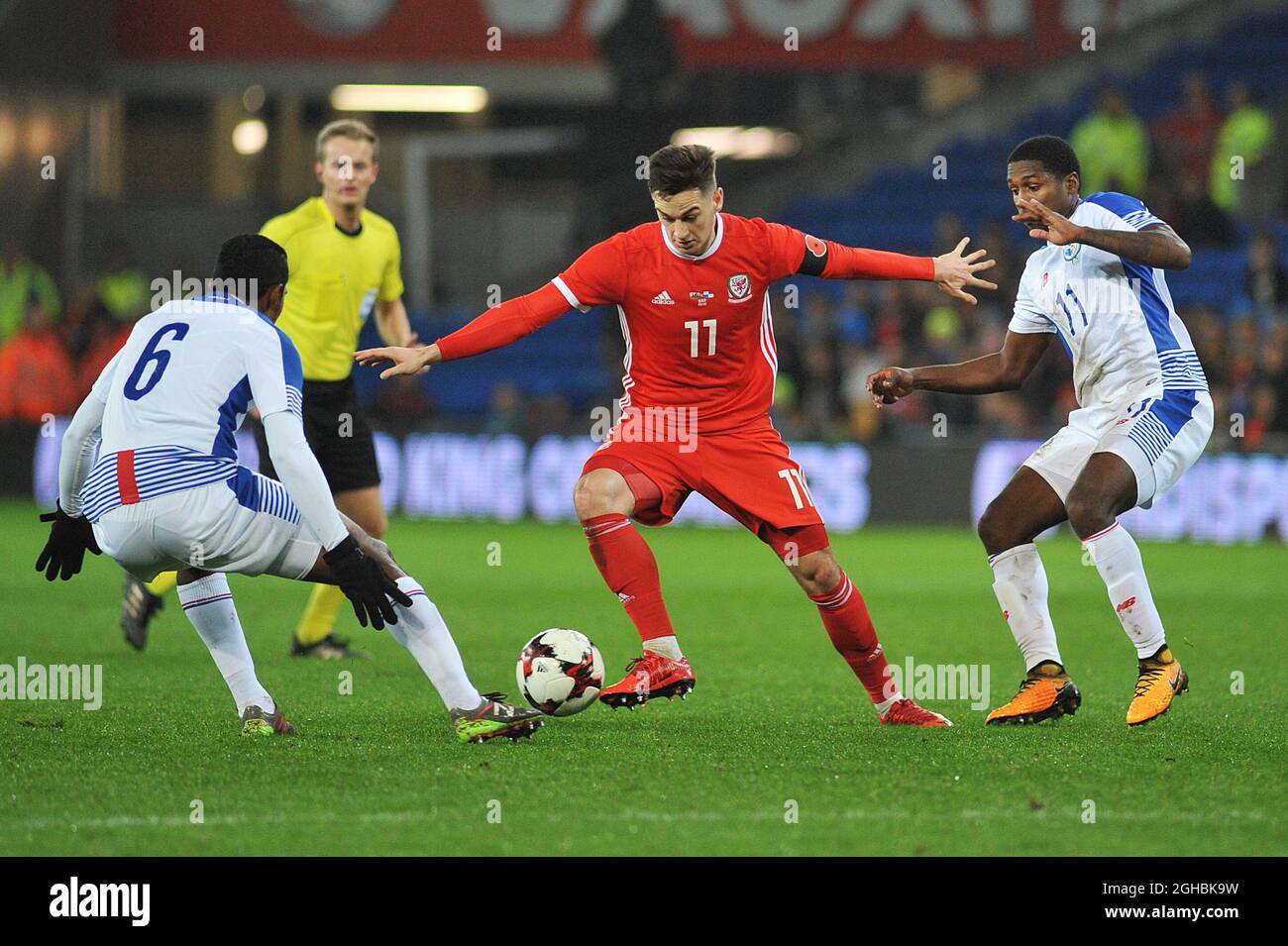 Tom Lawrence von Wales und Manuel Vargas und Armando Cooper von Panama während des Internationalen Freundschaftsspiel zwischen Wales und Panama im Cardiff City Stadium, Cardiff. Bild Datum 14. November 2017. Bildnachweis sollte lauten: Joe Perch/Sportimage via PA Images Stockfoto