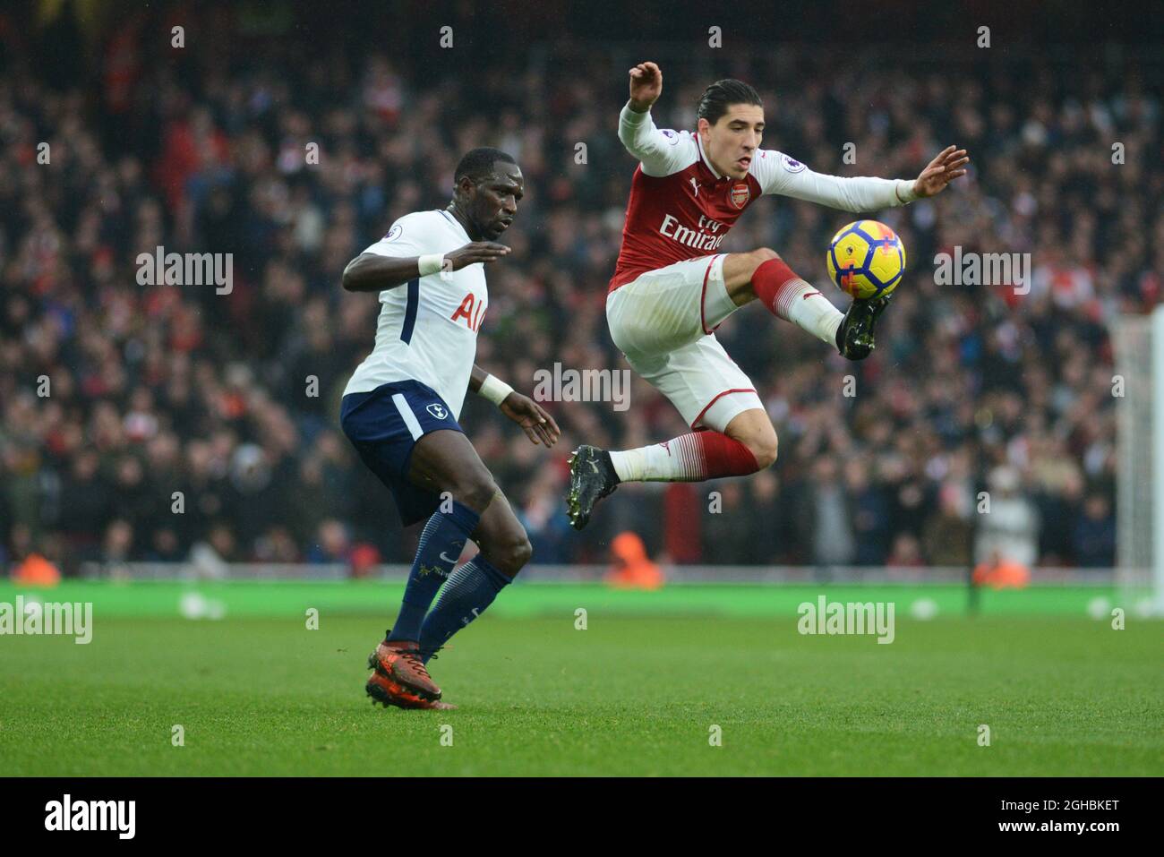 Hector Bellerin von Arsenal kontrolliert den Ball vor Moussa Sissoko von Tottenham während des Premier-League-Spiels zwischen Arsenal und Tottenham im Emirates Stadium, London. Bild Datum 18. November 2017. Bildnachweis sollte lauten: Joe Perch/Sportimage via PA Images Stockfoto