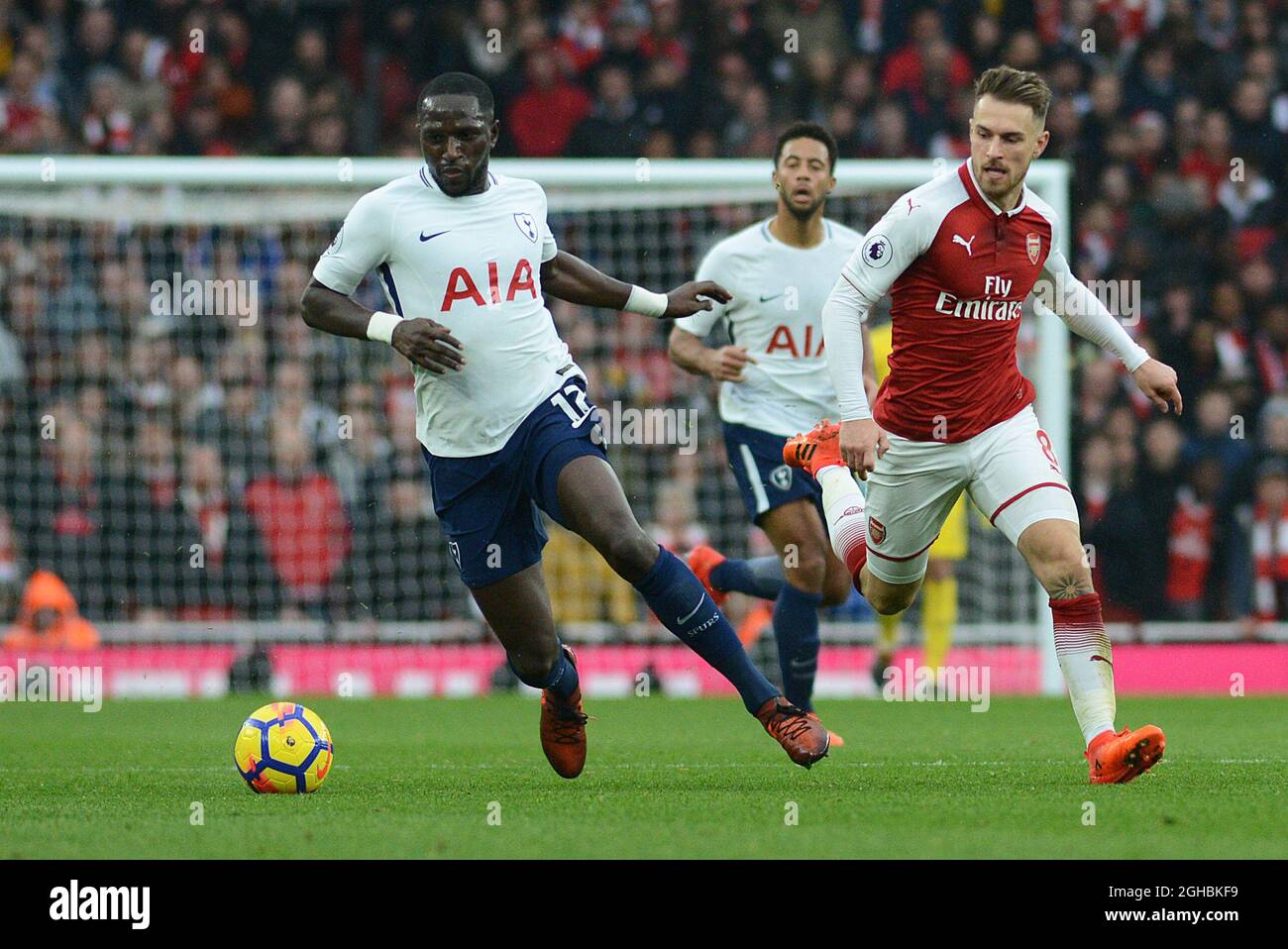 Must Sissoko von Tottenham und Aaron Ramsey von Arsenal während des Premier-League-Spiels zwischen Arsenal und Tottenham im Emirates Stadium, London. Bild Datum 18. November 2017. Bildnachweis sollte lauten: Joe Perch/Sportimage via PA Images Stockfoto