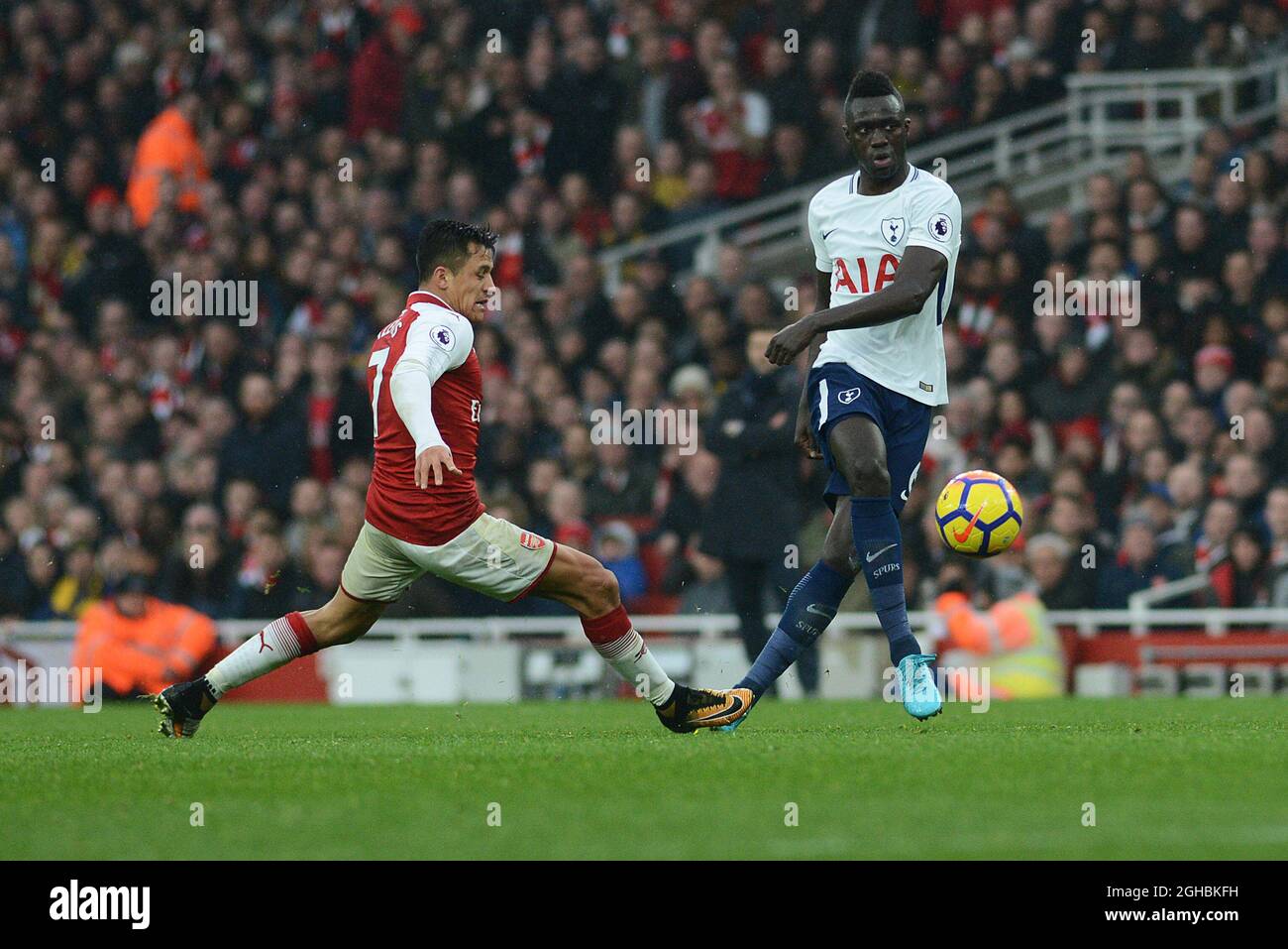 Davidson Sanchez von Tottenham und Alexis Sanchez von Arsenal während des Premier-League-Spiels zwischen Arsenal und Tottenham im Emirates Stadium, London. Bild Datum 18. November 2017. Bildnachweis sollte lauten: Joe Perch/Sportimage via PA Images Stockfoto