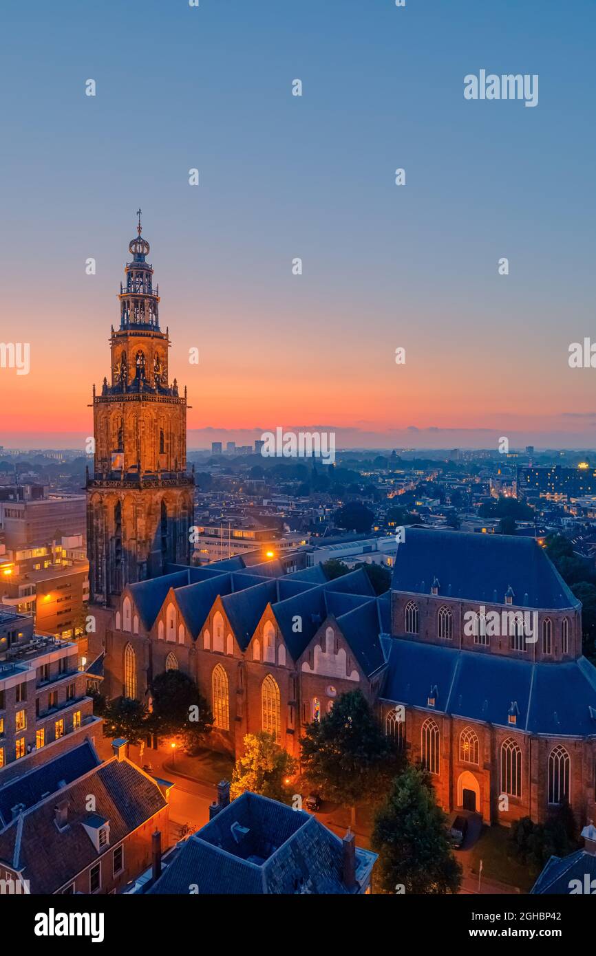 Die Stadt Groningen im nördlichen Teil der Niederlande während der blauen Stunde an einem Sommerabend mit Blick auf den zentralen Teil der Stadt. Aufgenommen Stockfoto