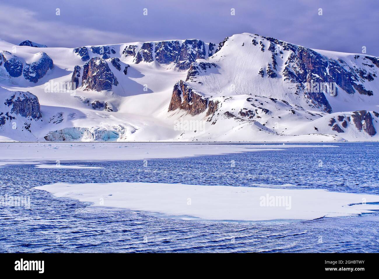 Meereis und schneebedeckte Berge, Albert-I-Land, Arktis, Spitzbergen, Spitzbergen, Spitzbergen, Norwegen, Europa Stockfoto