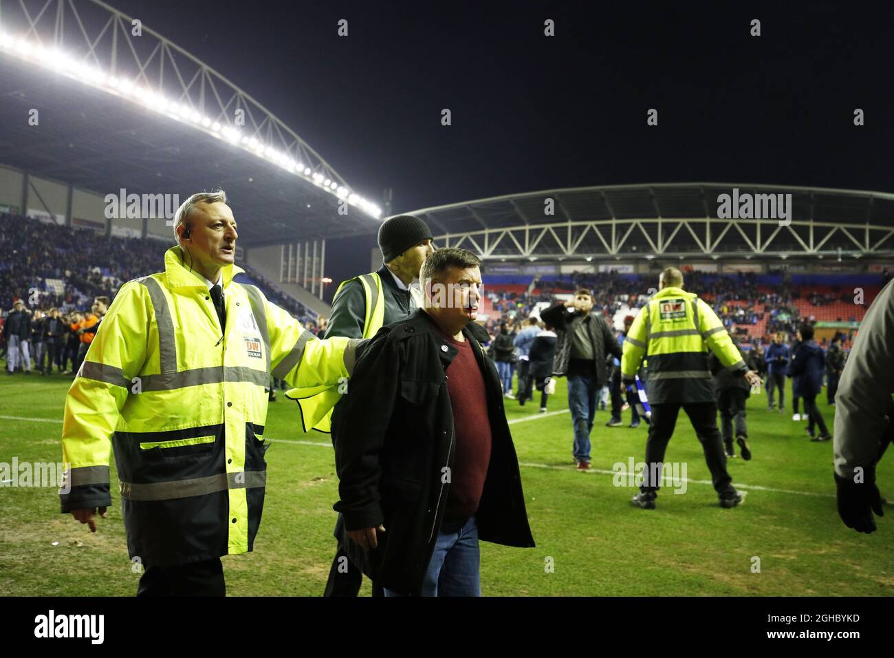 Ein Fan mit blutigem Gesicht nach dem FA Cup mit Rundspiel im DW Stadium, Wigan. Bild Datum 19. Februar 2018. Bildnachweis sollte lauten: Lynne Cameron/Sportimage via PA Images Stockfoto