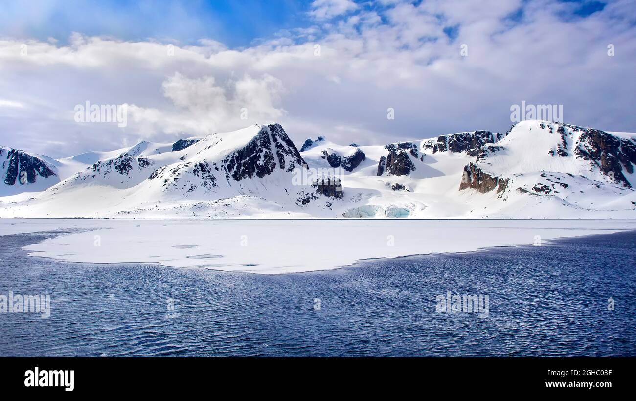 Meereis und schneebedeckte Berge, Albert-I-Land, Arktis, Spitzbergen, Spitzbergen, Spitzbergen, Norwegen, Europa Stockfoto