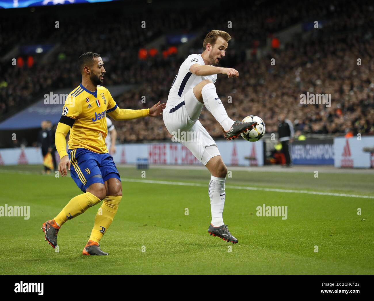 Tottenhams Harry Kane tötelt mit Juventus' Medhi Benatia während der Champions-League-Runde von 16 im Wembley Stadium, London. Bilddatum: 7. März 2018. Bildnachweis sollte lauten: David Klein/Sportimage via PA Images Stockfoto