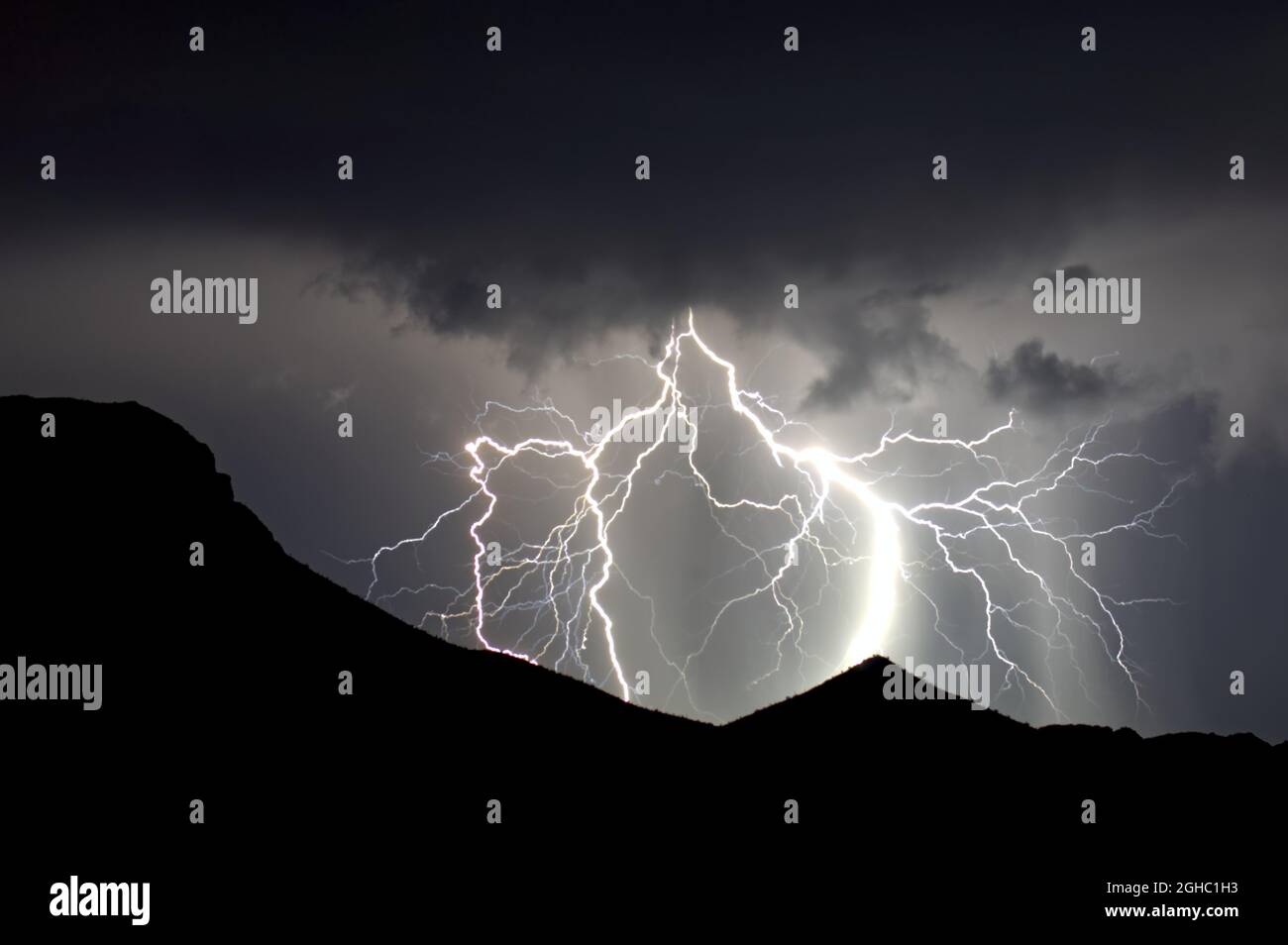 Ein mehrverzweigter Blitzschlag in den Gila Bend Mountains in Arizona während eines Sturms vom 2015. Oktober. Die Zweige des Blitzes ähneln den Wurzeln Stockfoto