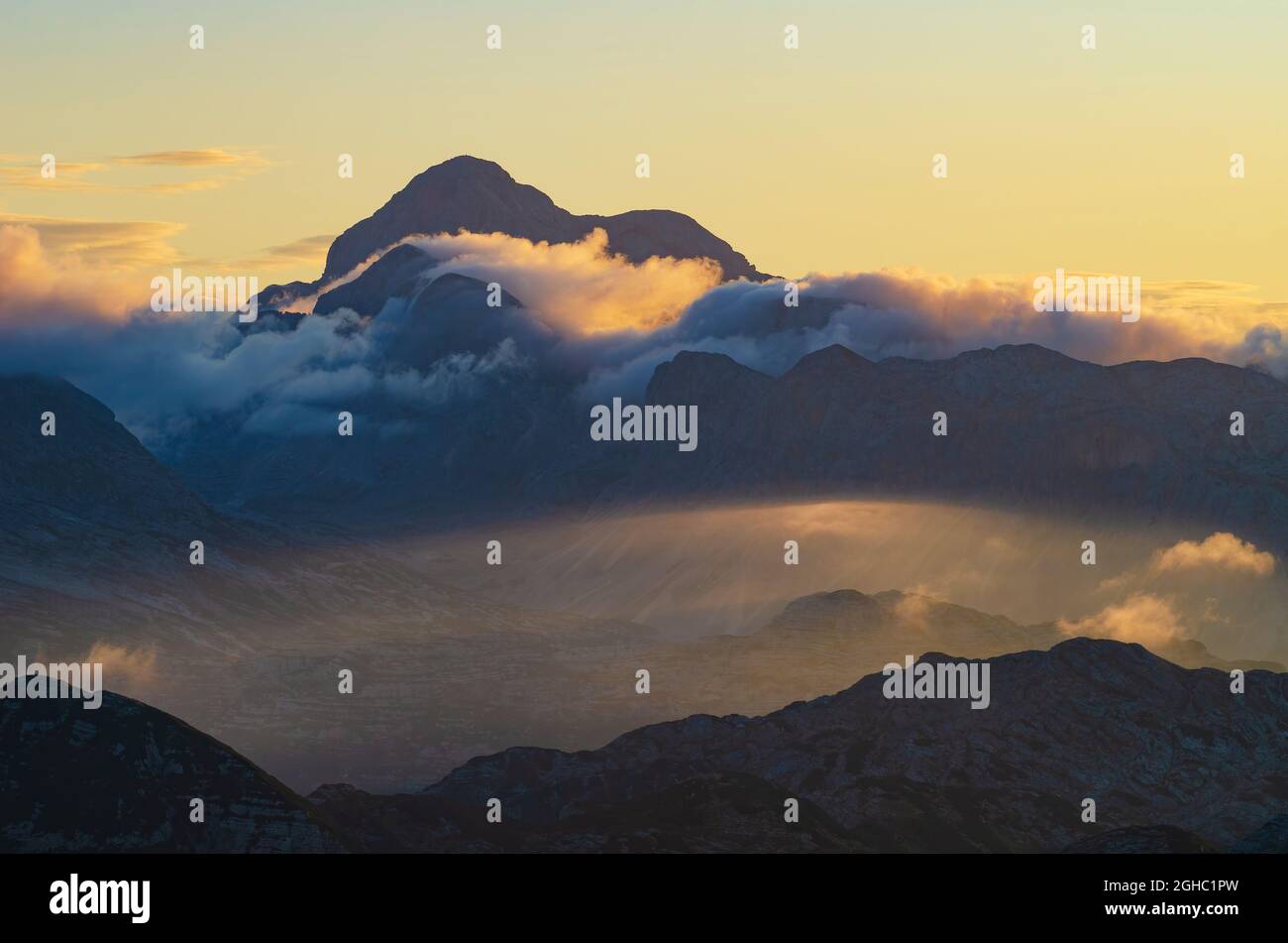 Erstaunliches Morgenlicht auf dem Triglav-Berg. Nationalpark Triglav, Julische Alpen, Soca-Tal, Slowenien. Blick auf den Triglav Berg von Krn. Stockfoto