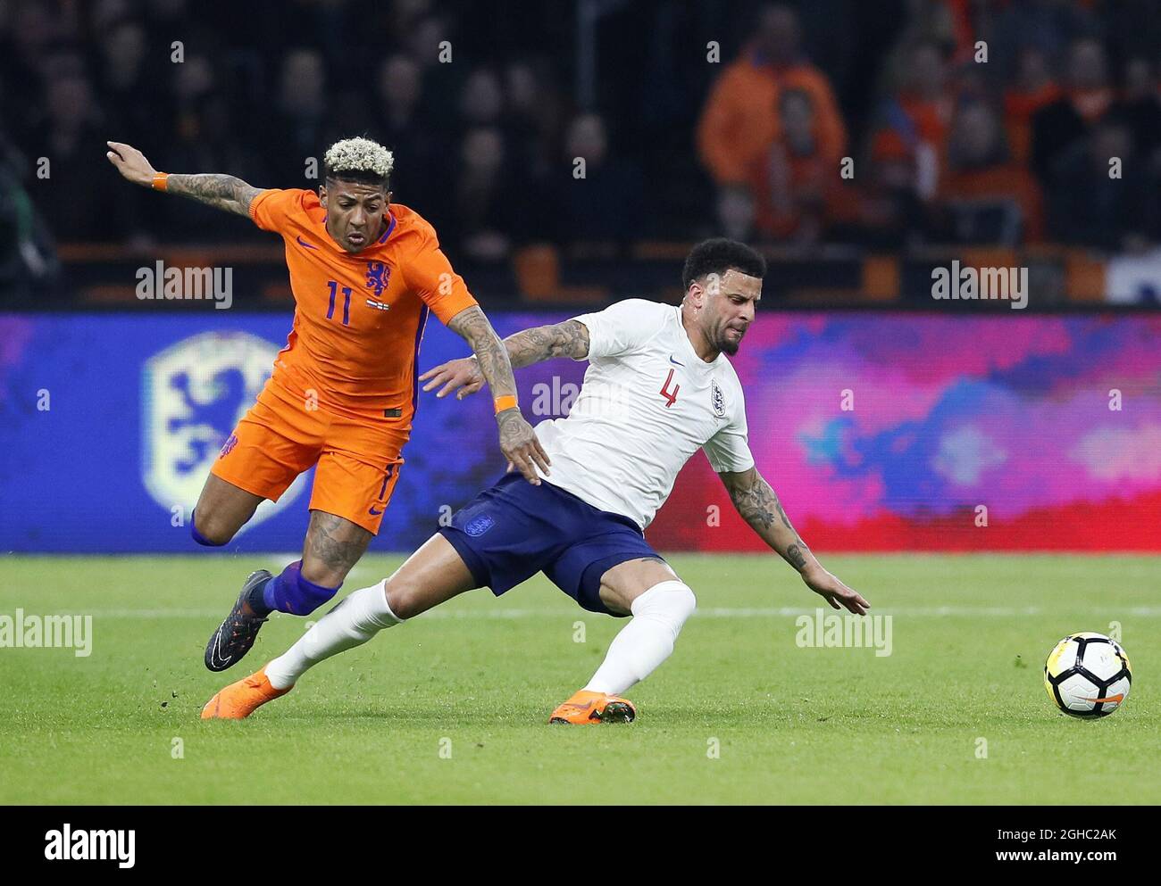 Der Niederländer Patrick Van Aanholt zerstochen mit dem Engländerin Kyle Walker während des Internationalen Freundschaftsspiel in der Amsterdam Arena, Amsterdam. Bilddatum: 23. März 2018. Bildnachweis sollte lauten: David Klein/Sportimage via PA Images Stockfoto