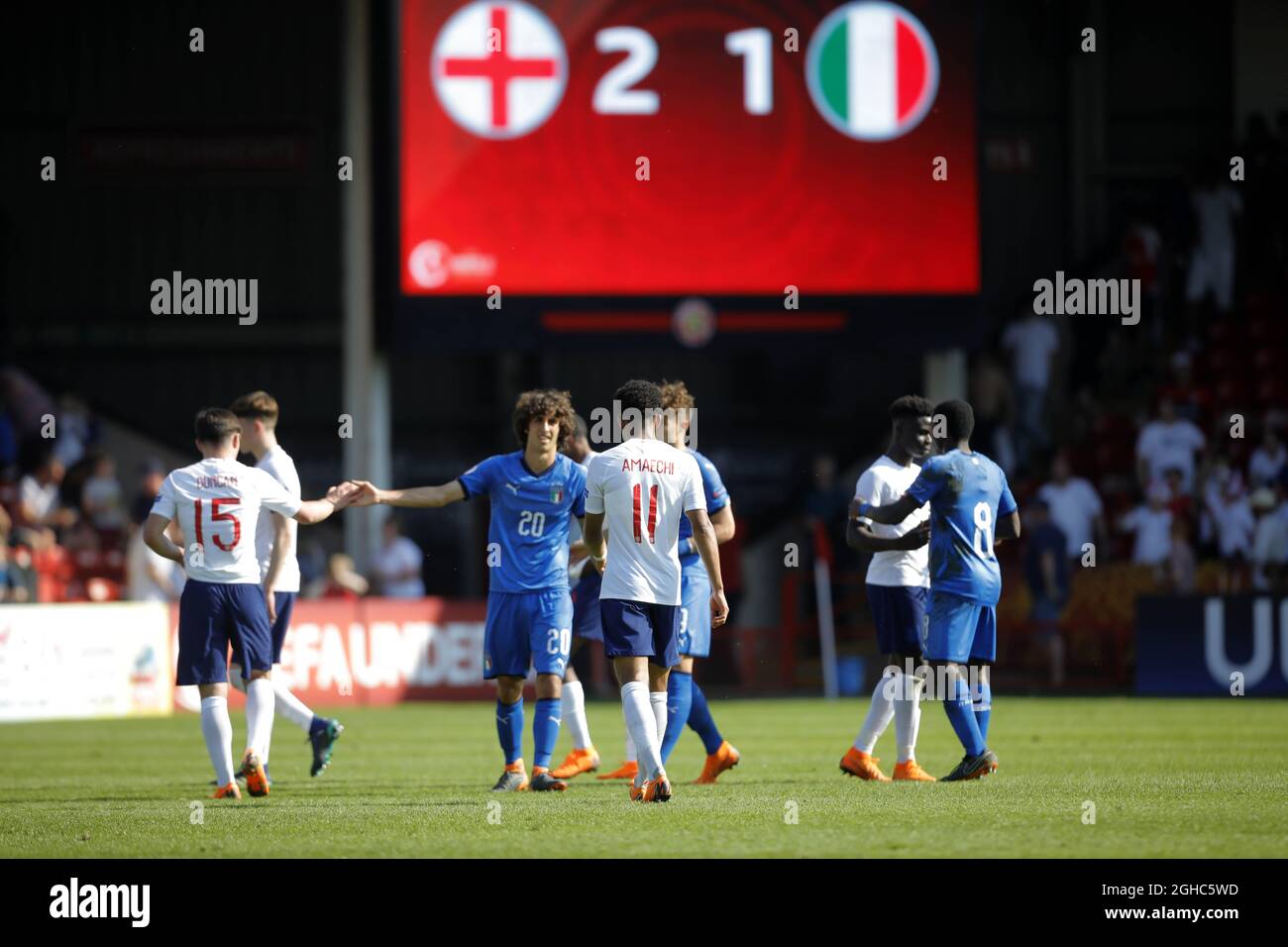 Nach dem Gruppenspiel im Bank's Stadium, Walsall, geben sich die Spieler die Hände. Bild Datum 7. Mai 2018. Bildnachweis sollte lauten: Malcolm Couzens/Sportimage via PA Images Stockfoto