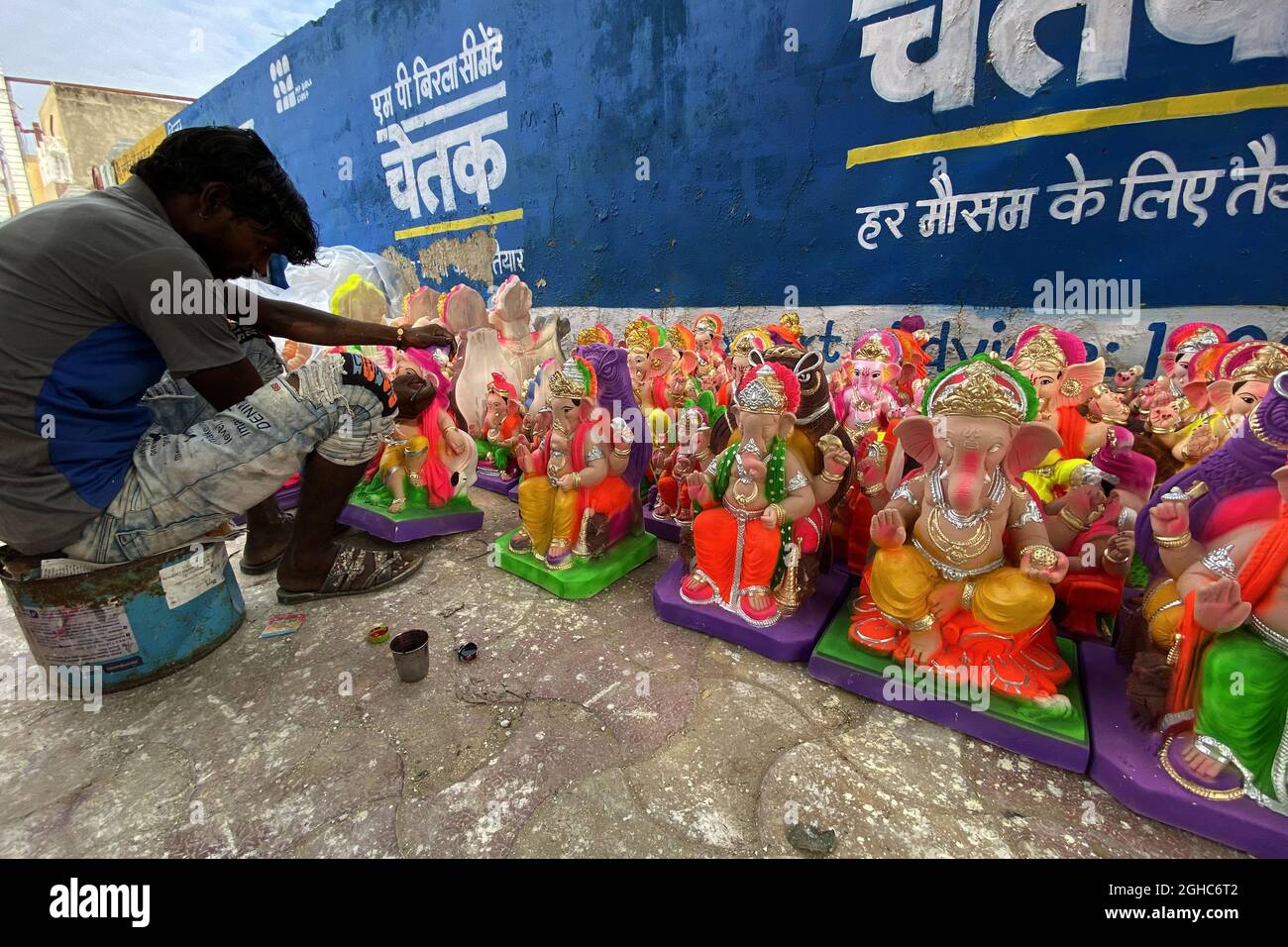 Indian Artisan arbeitet an einem Idol des elefantenköpfigen Hindu-gottes Lord Ganesha bei einem Workshop im Vorfeld des Ganesh Chaturthi Festivals in Pushkar, Rajasthan, Indien am 06. September 2021. Foto von Himanshu Sharma/ABACAPRESS.COM Stockfoto