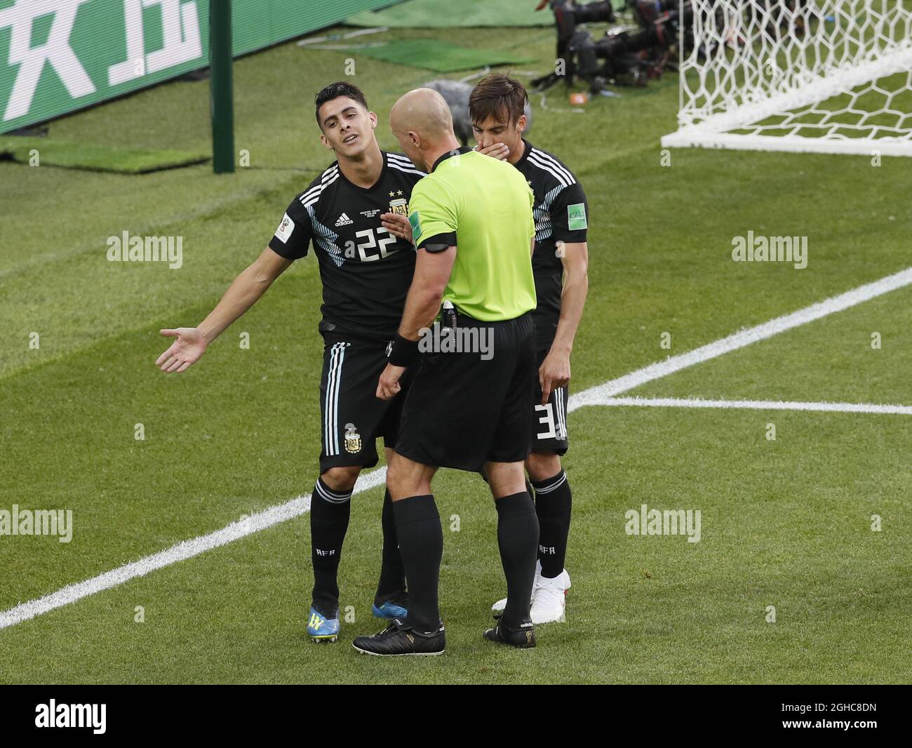 Cristian Pavon aus Argentinien wird beschuldigt, während des Spiels der Gruppe D der FIFA-Weltmeisterschaft 2018 im Spartak-Stadion in Moskau Simulation durchgeführt zu haben. Bild Datum 15. Juni 2018. Bildnachweis sollte lauten: David Klein/Sportimage via PA Images Stockfoto