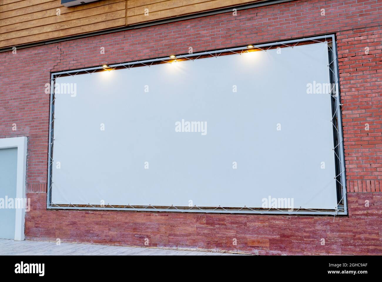 Leere, weiße Plane-Plakatwand für Marketingkampagnen-Design-Promotion Stockfoto