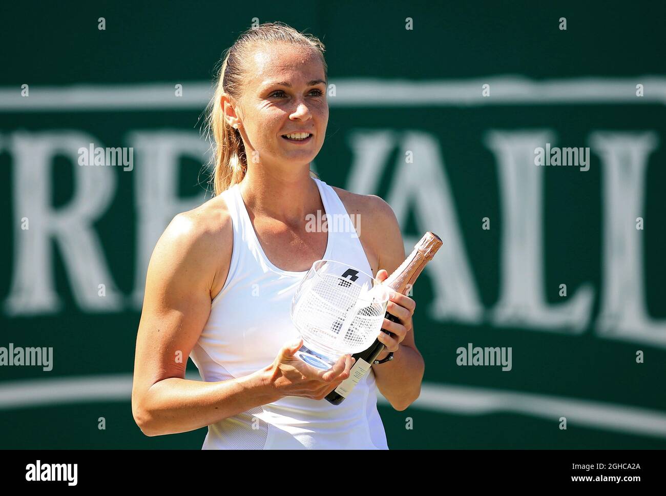 Magdalena Rybarikova erhält ihre Trophäe als Nächstplatzierte während des siebten Tages der Nature Valley Classic im Edgbaston Priory, Birmingham. Bilddatum: 24. Juni 2018. Bild byline sollte lauten: Matt McNulty/Sportimage via PA Images Stockfoto