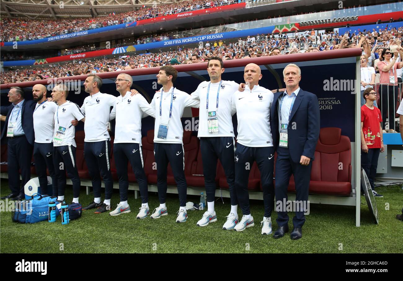 Didier Deschamps, Trainer aus Frankreich (r), singt mit seinen Mitarbeitern die Nationalhymne beim Spiel der FIFA Fußball-Weltmeisterschaft 2018 der Gruppe C im Luzhniki-Stadion in Moskau. Bild Datum 26. Juni 2018. Bildnachweis sollte lauten: David Klein/Sportimage via PA Images Stockfoto