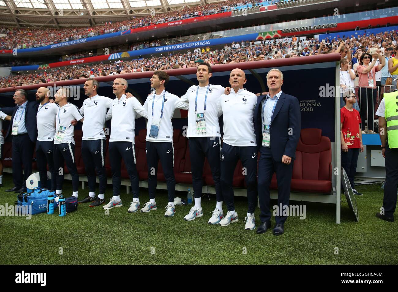 Didier Deschamps, Trainer aus Frankreich (r), singt mit seinen Mitarbeitern die Nationalhymne beim Spiel der FIFA Fußball-Weltmeisterschaft 2018 der Gruppe C im Luzhniki-Stadion in Moskau. Bild Datum 26. Juni 2018. Bildnachweis sollte lauten: David Klein/Sportimage via PA Images Stockfoto