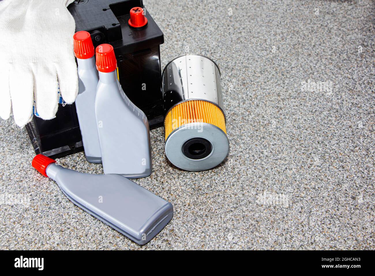 Es gibt eine Autobatterie, einen Luftfilter im Laden, Autozubehör Stockfoto