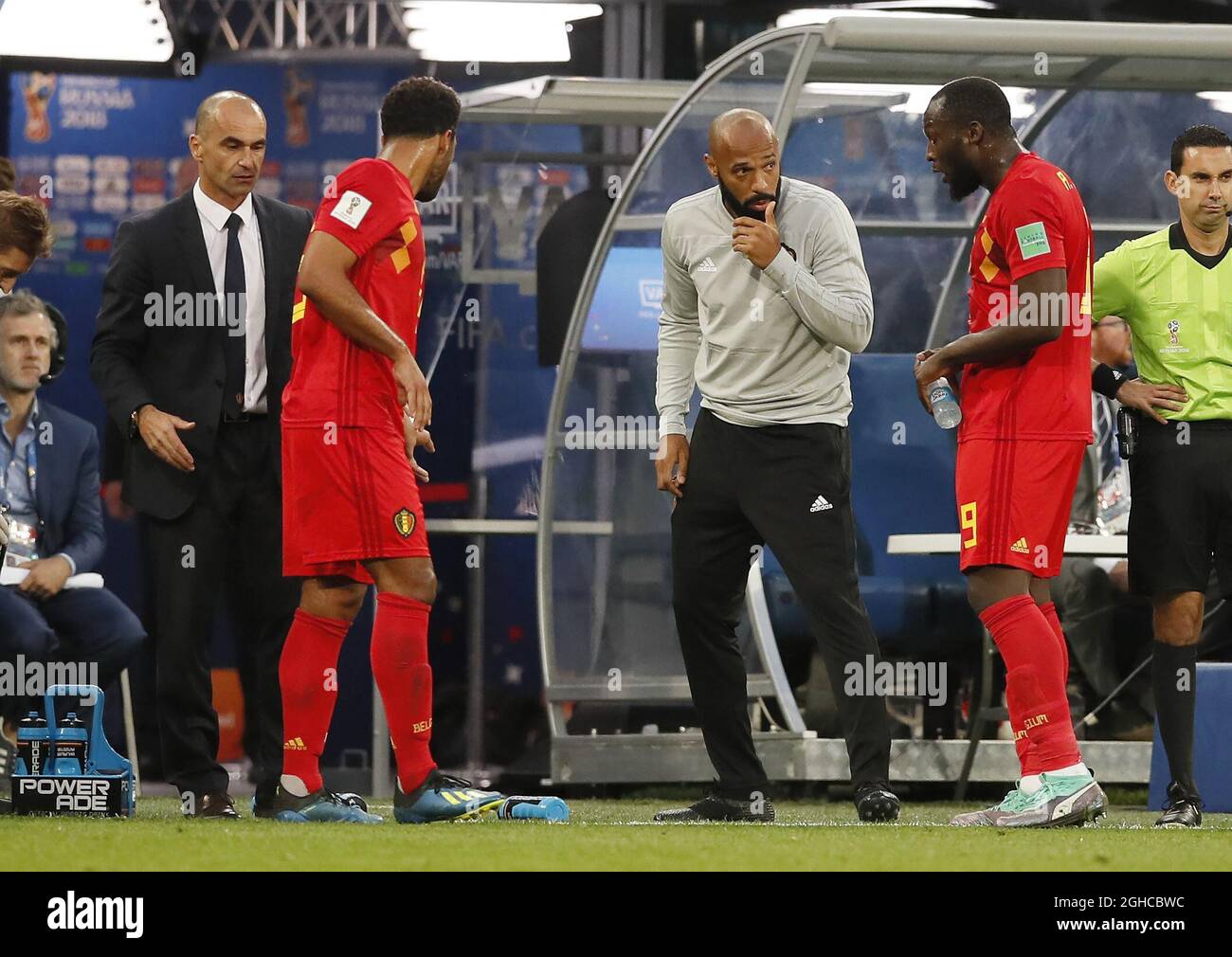 Der belgische Trainer Roberto Martinez und Trainer Thierry Henry geben während des Halbfinalmatches der FIFA-Weltmeisterschaft 2018 im St. Petersburg Stadium in St. Petersburg Anweisungen. Bild Datum 10. Juli 2018. Bildnachweis sollte lauten: David Klein/Sportimage via PA Images Stockfoto