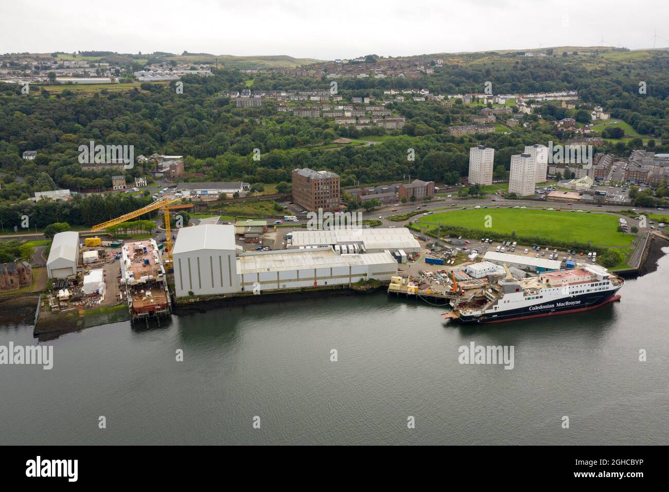 Greenock, Schottland, Großbritannien. September 2021. IM BILD: Drohnenansicht von oben auf die verspätete, kaledonische MacBrayne-Fähre, genannt Glen Sannox-Fähre, die derzeit noch in der Ferguson Marine Shipyard in Produktion ist. Dieses Projekt wurde mit der schottischen Regierung erneut unter Beschuss gestellt, da die Fähre verzögert wurde und über den Haushalt hinausgeht. Quelle: Colin Fisher/Alamy Live News Stockfoto