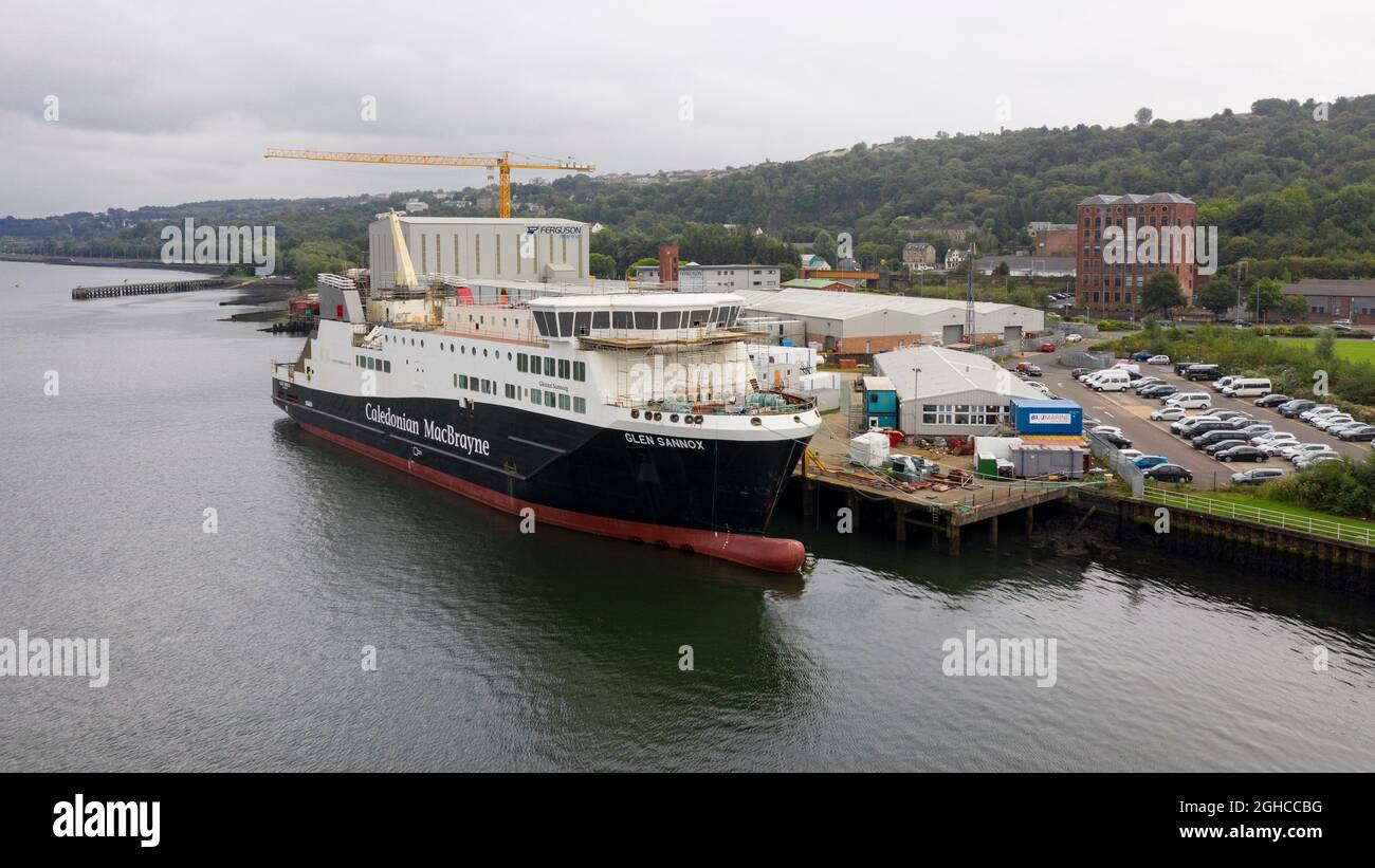 Greenock, Schottland, Großbritannien. September 2021. IM BILD: Drohnenansicht von oben auf die verspätete, kaledonische MacBrayne-Fähre, genannt Glen Sannox-Fähre, die derzeit noch in der Ferguson Marine Shipyard in Produktion ist. Dieses Projekt wurde mit der schottischen Regierung erneut unter Beschuss gestellt, da die Fähre verzögert wurde und über den Haushalt hinausgeht. Quelle: Colin Fisher/Alamy Live News Stockfoto