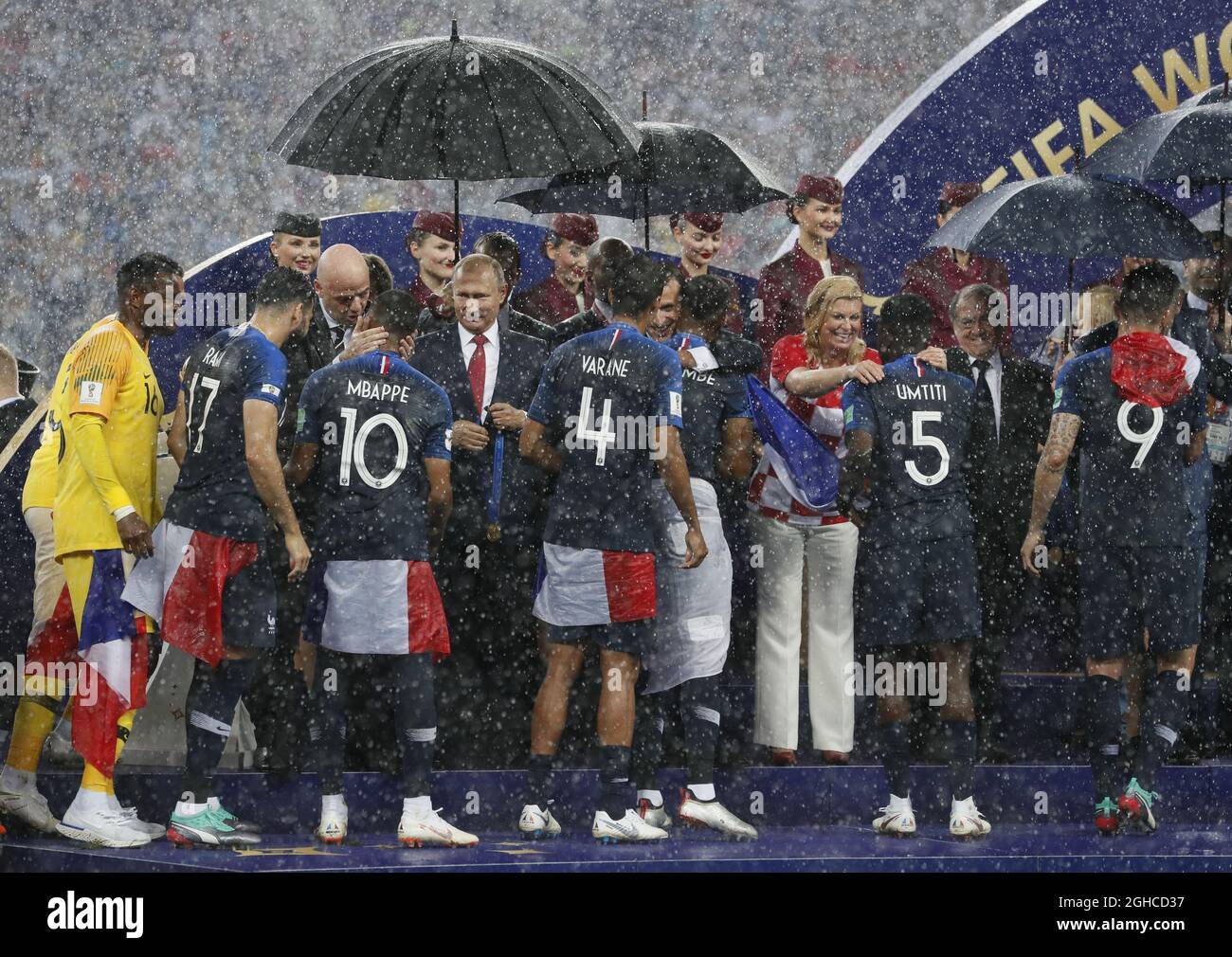 Der französische Präsident Emmanuel Macron umarmt den Franzosen Kylan Mbappe während des Finales der FIFA-Weltmeisterschaft 2018 im Luzhniki-Stadion in Moskau. Bild Datum 15. Juli 2018. Bildnachweis sollte lauten: David Klein/Sportimage via PA Images Stockfoto