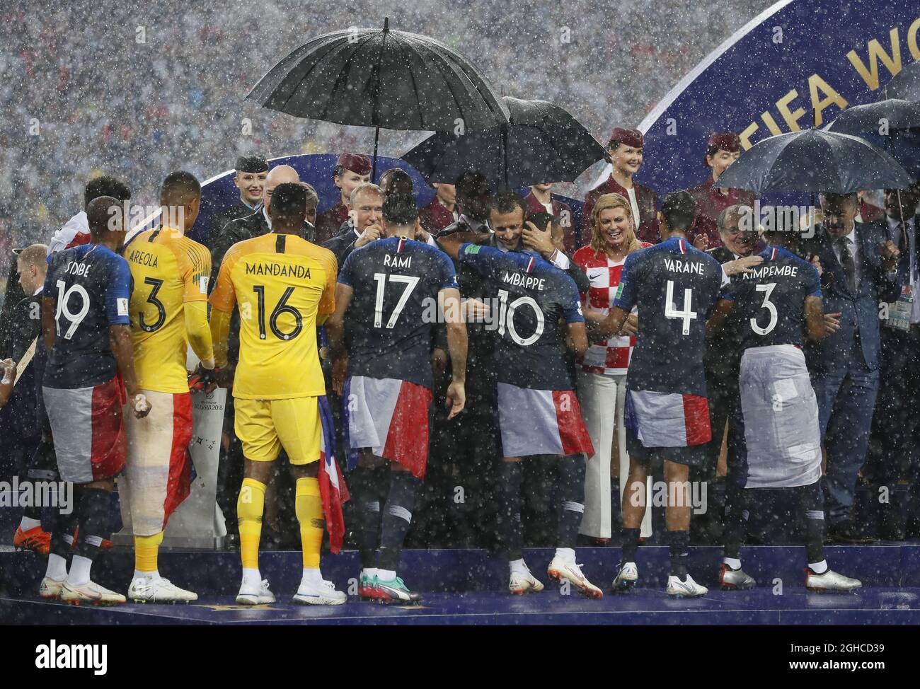 Der französische Präsident Emmanuel Macron umarmt den Franzosen Kylan Mbappe während des Finales der FIFA-Weltmeisterschaft 2018 im Luzhniki-Stadion in Moskau. Bild Datum 15. Juli 2018. Bildnachweis sollte lauten: David Klein/Sportimage via PA Images Stockfoto