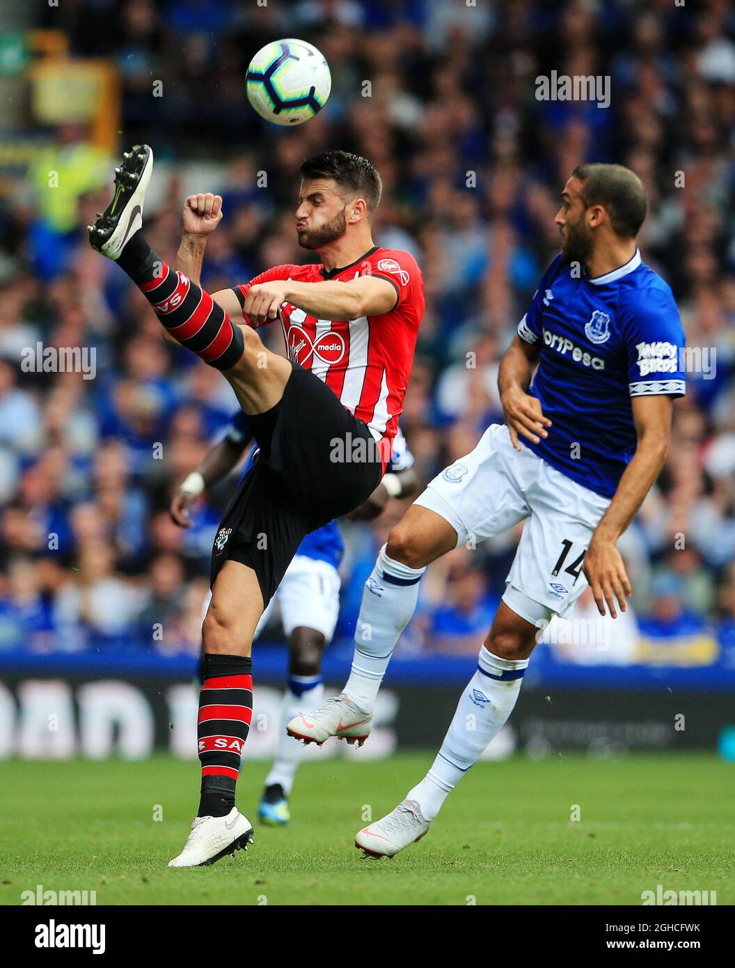 Jack Stephens von Southampton räumt den Ball unter dem Druck von Evertons Cenk Tosun während des Spiels der Premier League im Goodison Park Stadium, Liverpool. Bild Datum 18. August 2018. Bildnachweis sollte lauten: Matt McNulty/Sportimage via PA Images Stockfoto