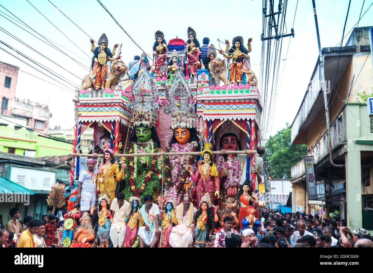 KOLKATA, WESTBENGALEN, INDIEN - 12.. AUGUST 2012 : Religiöse Hindu-Anhänger ziehen Seile der Prozession Lord RAM. RAM ist ein Hindu-Gott von Ramayana, episch. Stockfoto