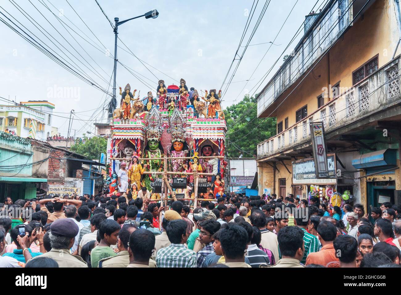 KOLKATA, WESTBENGALEN, INDIEN - 12.. AUGUST 2012 : Religiöse Hindu-Anhänger ziehen Seile der Prozession Lord RAM. RAM ist ein Hindu-Gott von Ramayana, episch. Stockfoto