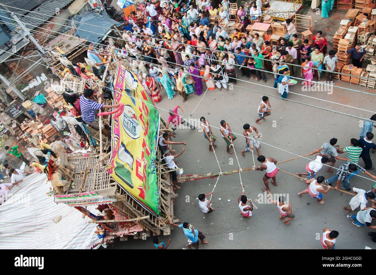 KOLKATA, WESTBENGALEN, INDIEN - 12.. AUGUST 2012 : Religiöse Hindu Devoteed ziehen Seile der Prozession Lord RAM. RAM ist ein hinduistischer Gott von Ramayana. Stockfoto