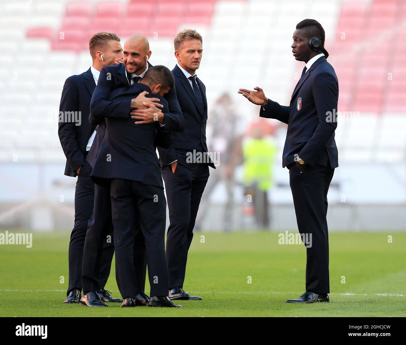 Der Italiener Mario Balotelli geht vor dem Spiel der UEFA Nations League - League A - Group 3 im Estadio da Luz, Lissabon, mit seinen Teamkollegen auf dem Spielfeld spazieren. Bild Datum 10. September 2018. Bildnachweis sollte lauten: Matt McNulty/Sportimage via PA Images Stockfoto